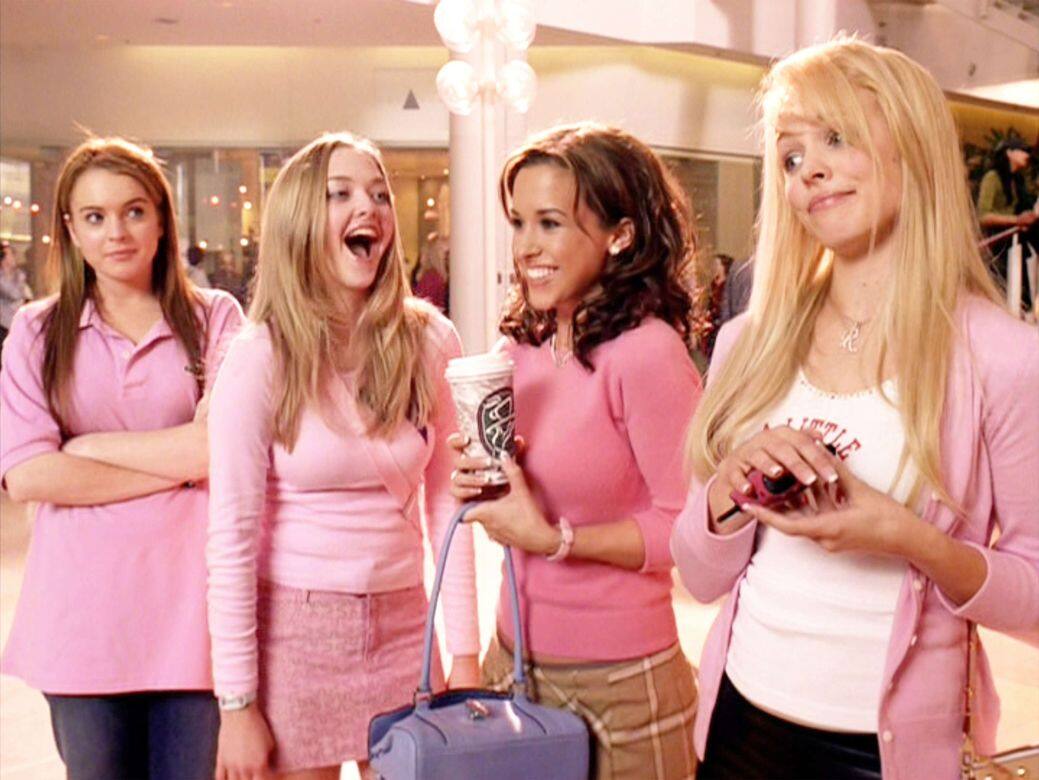 年份：2004年電影：《Mean Girls》導演：Mark Waters戲服造型：（左起）Lindsay Lohan、Amanda Seyfried、Lacey Chabert及Rachel McAdams4位演