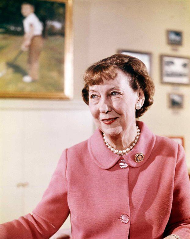 當時,Mamie Eisenhower 以一身粉紅裝扮現身就職典禮,猶如向全國訴說着溫暖、喜悅的 當時,Mamie Eisenhower 以一身粉紅裝扮現身就職典禮,猶如向全國訴說着溫暖、喜悅的