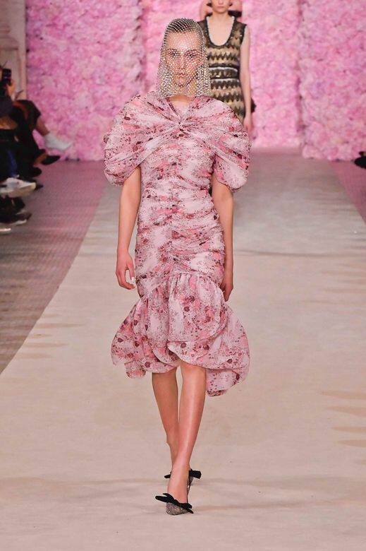 粉紅色可謂遍地開花,時裝界亦然,如Marc Jacobs、Kenzo、Christopher John Rogers、Moschino等近幾季新作,也令 粉紅色可謂遍地開花,時裝界亦然,如Marc Jacobs、Kenzo、Christopher John Rogers、Moschino等近幾季新作,也令