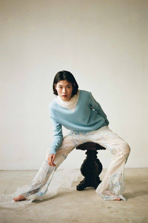 兩人最初邂逅於Central Saint Martins,雖然彼此對表達時裝之美的想法截然不同,Alex喜 兩人最初邂逅於Central Saint Martins,雖然彼此對表達時裝之美的想法截然不同,Alex喜