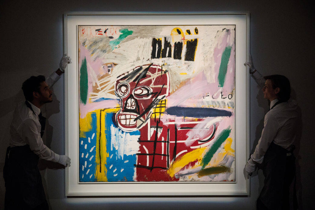 但較少人知道的是，Basquiat曾經在1987年的春夏季為川久保玲的COMME des GARÇONS走過天橋。頂着辮子頭的他穿上不規則的襯衫和孖襟西裝外套，配白襪子和男版Mary Jane皮鞋，那種把正裝穿出隨性態度的表現深得該年代的時裝人歡心。其後於2018年秋冬季，品牌副線COMME des GARÇONS Shirt推出Jean-Michel Basquiat系列，將他的經典作品如《Aopkhes》、《Bronze》等變成服裝上的圖案，同樣引得一眾藝術愛好者搶購。