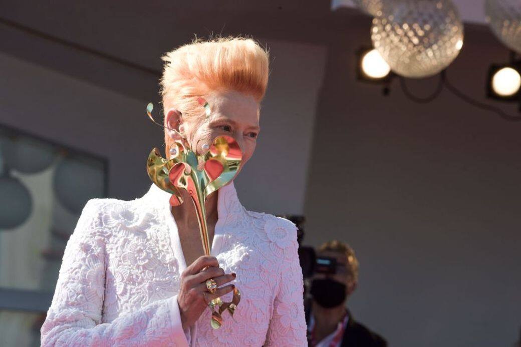 Tilda Swinton不只持上文提及的「金色面具」,在第二日的紅毯上,她同樣帶着一隻另 Tilda Swinton不只持上文提及的「金色面具」,在第二日的紅毯上,她同樣帶着一隻另