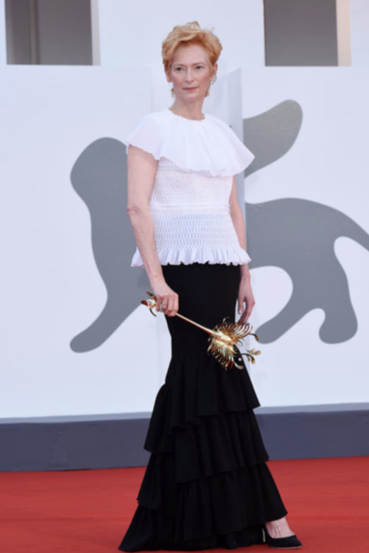 Tilda Swinton接過終身成就金獅獎,絕對是可喜可賀。而她一身造型也成大眾焦點 Tilda Swinton接過終身成就金獅獎,絕對是可喜可賀。而她一身造型也成大眾焦點