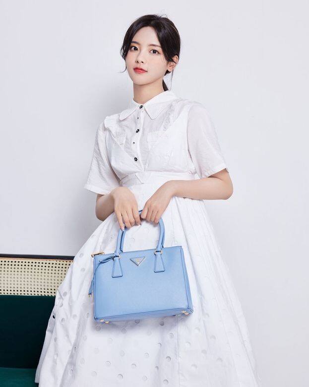 從《創造101》爆紅的大勢演員楊超越,一襲白色裝束清新而甜美,在純白的烘 從《創造101》爆紅的大勢演員楊超越,一襲白色裝束清新而甜美,在純白的烘