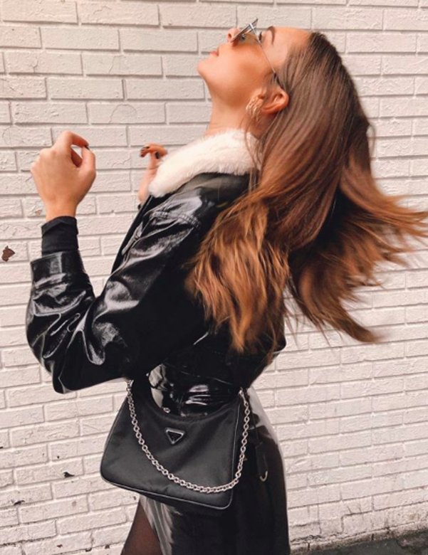 IG 時尚KOL Danielle Bernstein 示範超有型方法揹PRADA尼龍手袋的方式,配上外套和高腰褲 IG 時尚KOL Danielle Bernstein 示範超有型方法揹PRADA尼龍手袋的方式,配上外套和高腰褲