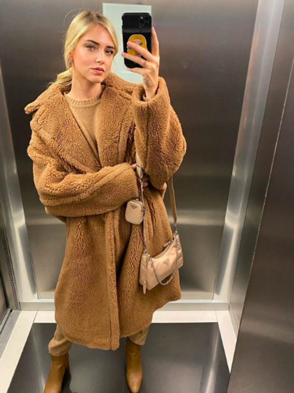 義大利人氣IG KOL Chiara Ferragni 也是PRADA 尼龍迷你手袋的愛好者!不但有不同顏色款 義大利人氣IG KOL Chiara Ferragni 也是PRADA 尼龍迷你手袋的愛好者!不但有不同顏色款