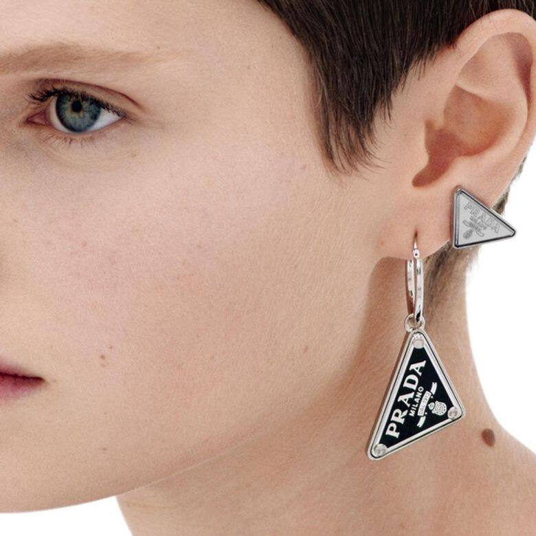 Prada三角型logo耳環由925純銀製造，備有多款設計，有吊墜款，也有簡單的單針