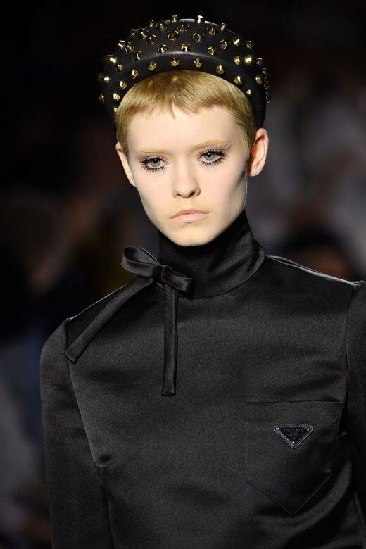 是次展覽命名為「Prada. Front and Back」,顧名思義,展覽是為了探索品牌的未來與再一 是次展覽命名為「Prada. Front and Back」,顧名思義,展覽是為了探索品牌的未來與再一