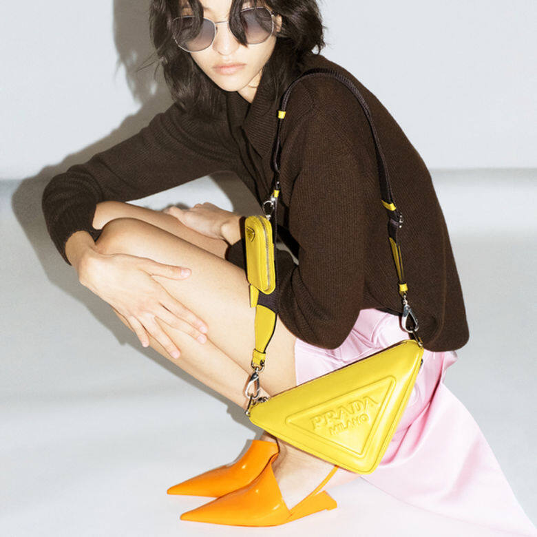 Prada Triangle三角形手袋更備有女裝設計,以鮮明奪目的色調配襯同色系細節,附 Prada Triangle三角形手袋更備有女裝設計,以鮮明奪目的色調配襯同色系細節,附
