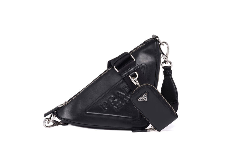 低調的黑色Prada Triangle三角手袋經典耐看，男女皆宜，用作情侶袋也很不錯！Prada Triangle