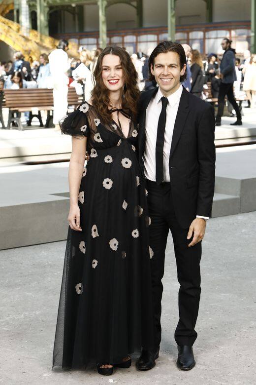 Keira Knightley與丈夫James Righton一同穿上Chanel Cruise 2020系列，穿上黑色長裙的Keira不但沒有懷孕