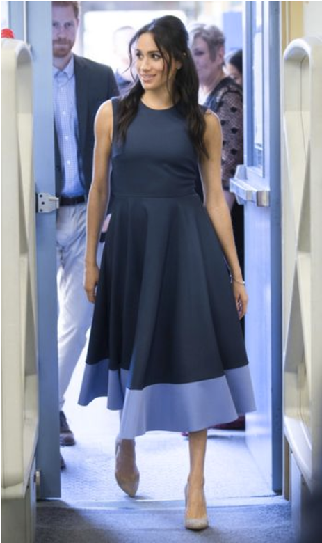 梅根身上的Roksanda藍色背心連身裙設計簡單，裙尾以淺藍色設計作點綴，紮起