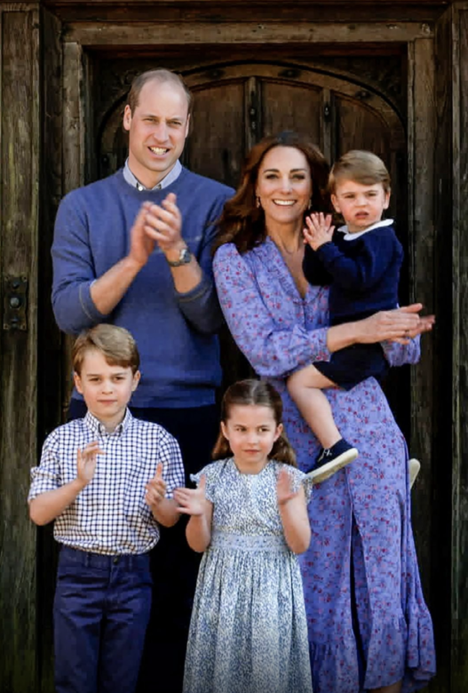 除了重要時刻，威廉王子一家在日常生活中，亦已習慣穿上藍色。小時候只