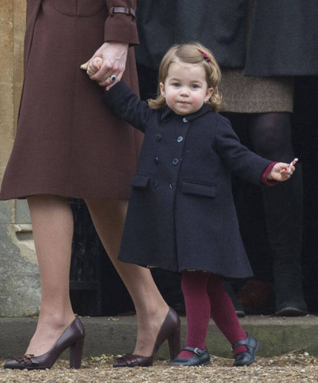 2016年聖誕節時，夏洛特小公主跟着爸爸媽媽去教堂出席聖誕崇拜，並且穿