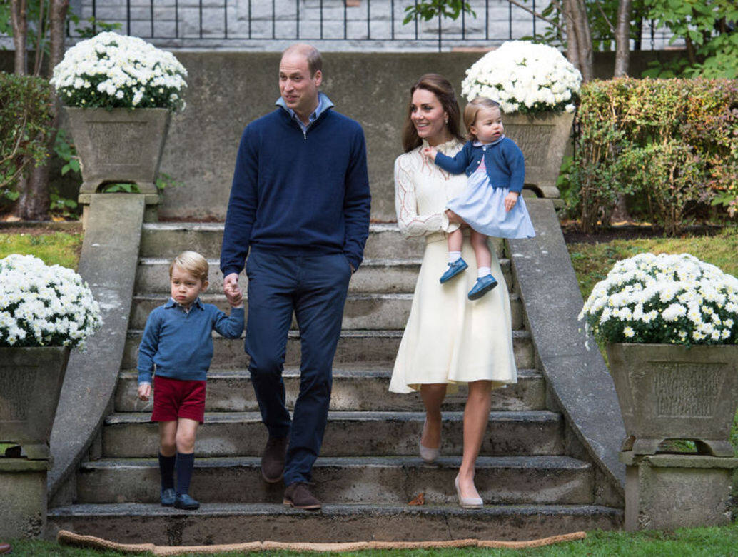 在外訪時，夏洛特公主與爸爸、媽媽及哥哥出席加拿大的一個花園派對。全