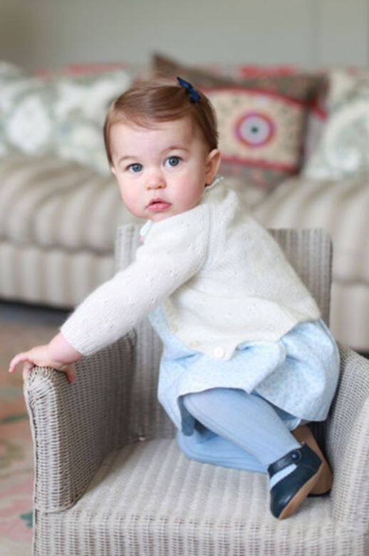 夏洛特公主一歲時的照片也是由媽媽凱特王妃親自掌鏡。鏡頭前的小公