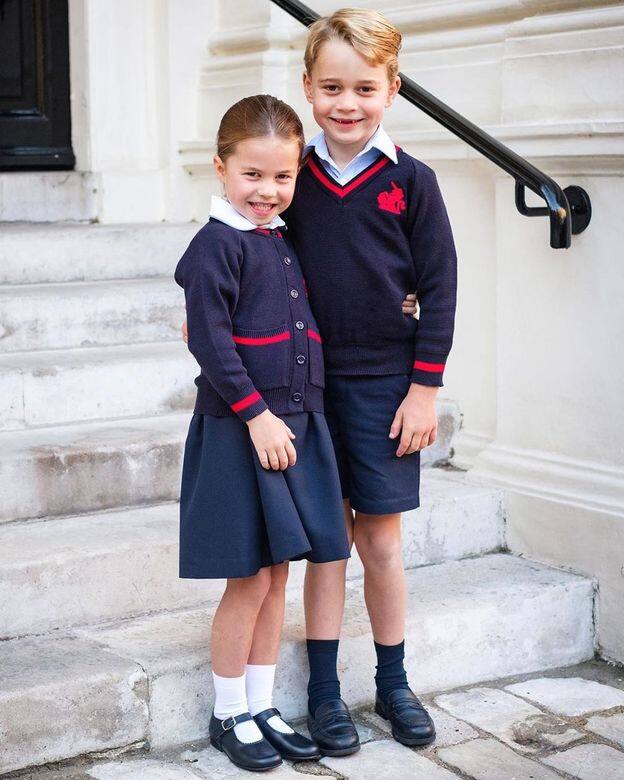 夏綠蒂公主和哥哥一起穿上學校制服的合照太可愛！深藍色的校服穿搭