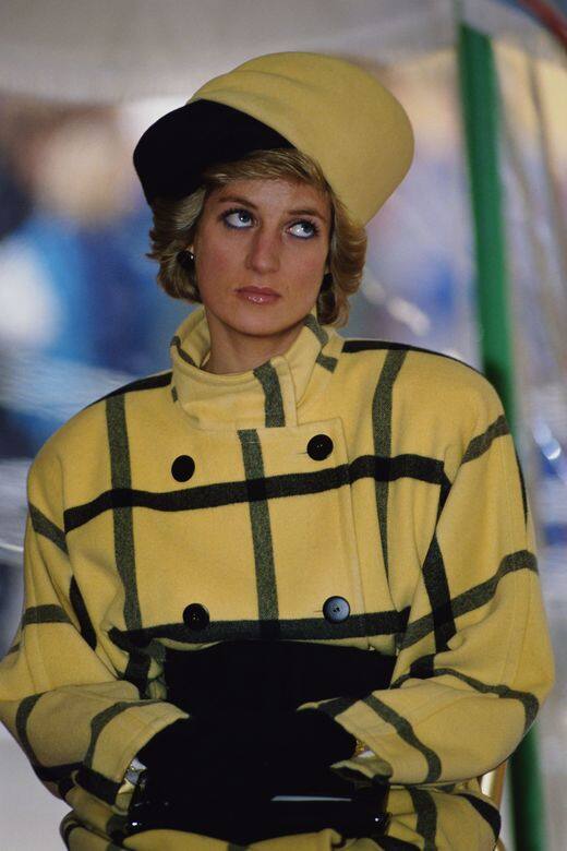 有人說戴安娜王妃身穿這款Escada格子外套和Philip Somerville帽子的配搭太誇張，她卻