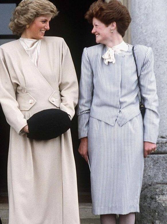時隔兩年多,戴安娜王妃的姐姐Sarah McCorquodale於1987年11月12日穿着同一件條子連 時隔兩年多,戴安娜王妃的姐姐Sarah McCorquodale於1987年11月12日穿着同一件條子連