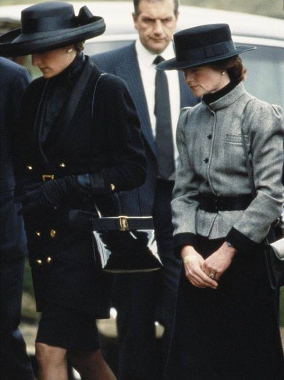 1992年3月在戴安娜王妃爸爸斯賓塞伯爵的葬禮上,戴妃選擇了一身全黑 1992年3月在戴安娜王妃爸爸斯賓塞伯爵的葬禮上,戴妃選擇了一身全黑