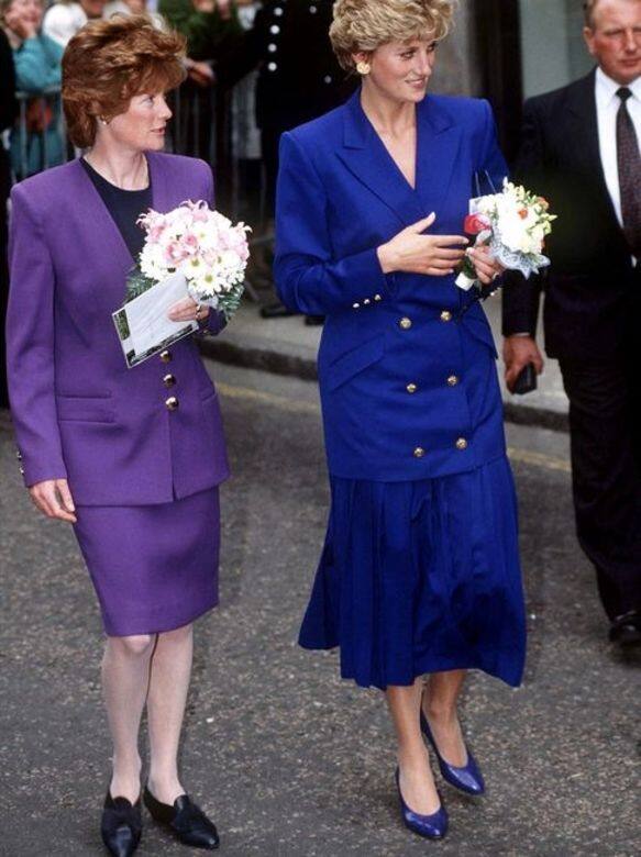 然後,她便把套裝送給姐姐。1992年9月9日,Sarah McCorquodale被拍到穿著同一件紫色西 然後,她便把套裝送給姐姐。1992年9月9日,Sarah McCorquodale被拍到穿著同一件紫色西