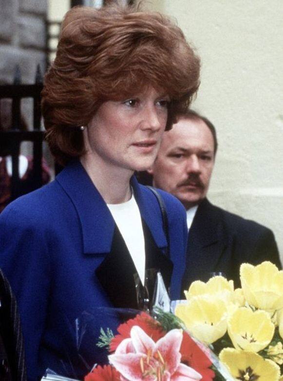 1992年3月23日,短短一年後,她的姐姐Sarah McCorquodale出訪匈牙利時,便借了這件裙子 1992年3月23日,短短一年後,她的姐姐Sarah McCorquodale出訪匈牙利時,便借了這件裙子