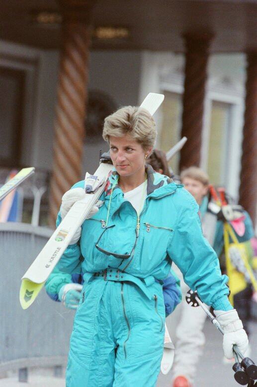 戴安娜王妃在1993年穿上的這套Tiffany blue色系的滑雪裝，衣領拉下來就呈現紅