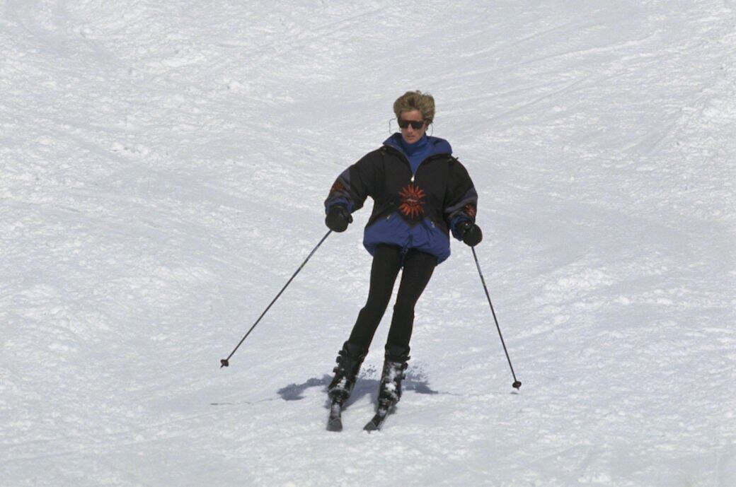 戴安娜王妃在於1994年在奧地利Lech度假勝地度假期間滑雪。穿上藍、黑色的