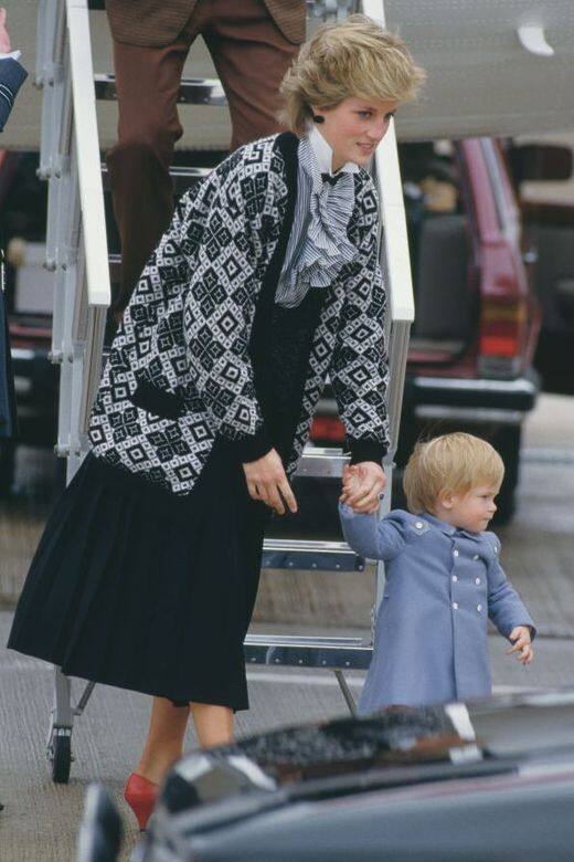 一樣是牽着兩歲的哈里，戴安娜王妃帶着兒子搭乘女王專機出訪蘇格蘭