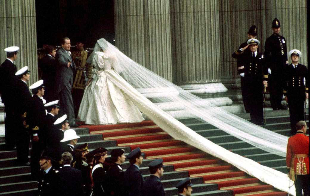 婚紗由設計團隊 David Emanuel 及妻子 Elizabeth Emanuel 共同設計而成，以維多利亞風格為藍本