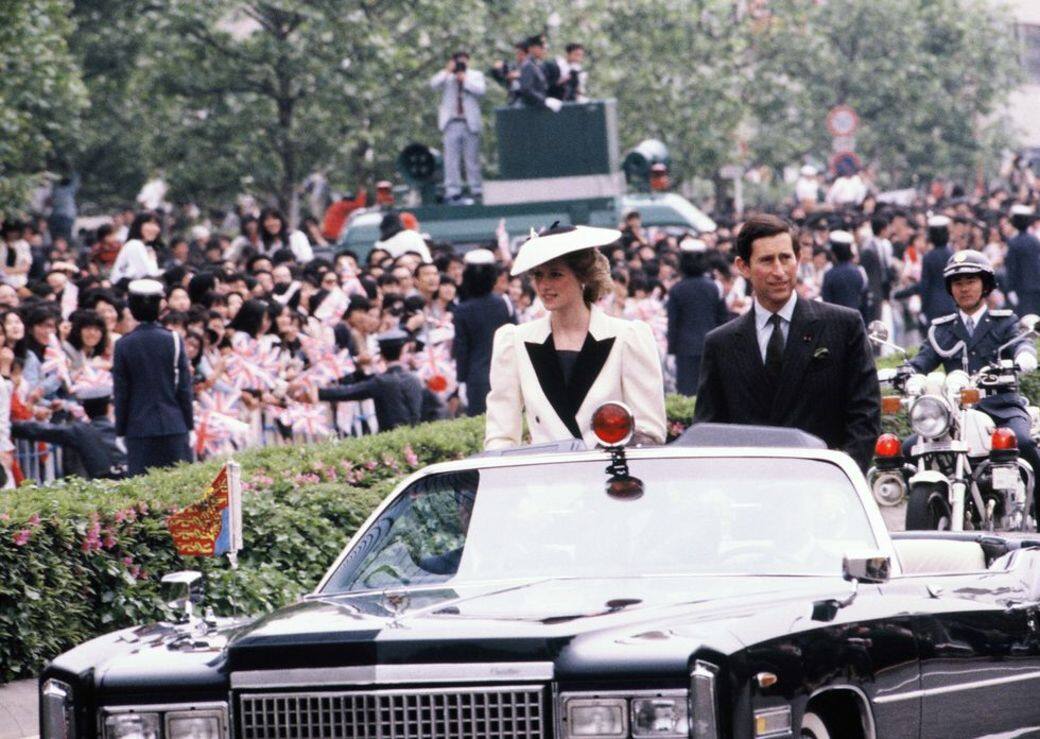 與查爾斯王子在日本東京外訪巡遊,戴安娜王妃身穿黑白西裝和帽子,經 與查爾斯王子在日本東京外訪巡遊,戴安娜王妃身穿黑白西裝和帽子,經