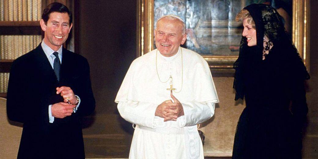 戴安娜王妃和查理斯王子在梵蒂岡與教宗會面，戴妃以一身黑色打扮現