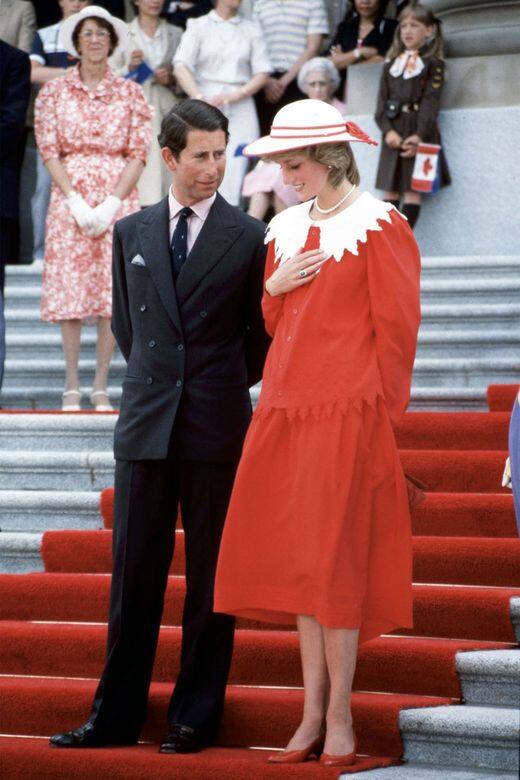 不難發現戴安娜王妃的穿搭經常不多於兩種顏色，與查理斯王子進行加