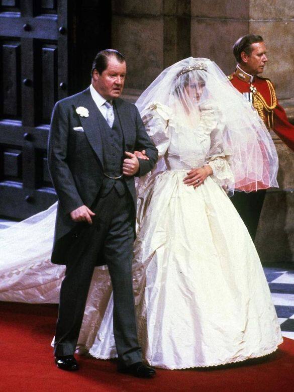 1981年與查爾斯王子大婚，戴安娜王妃穿上25英尺長的拖尾婚紗，婚紗上刺