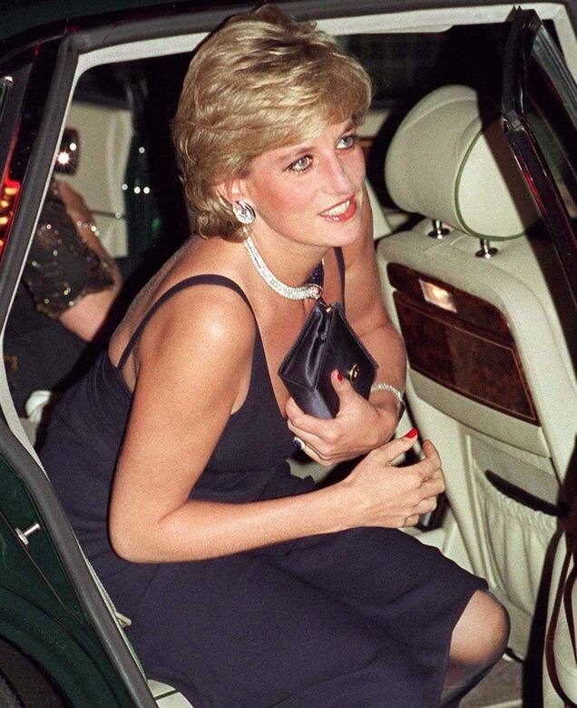 90年代中期開始，戴安娜喜歡穿上性感的低胸裙，並配上一個小小的clutch。這