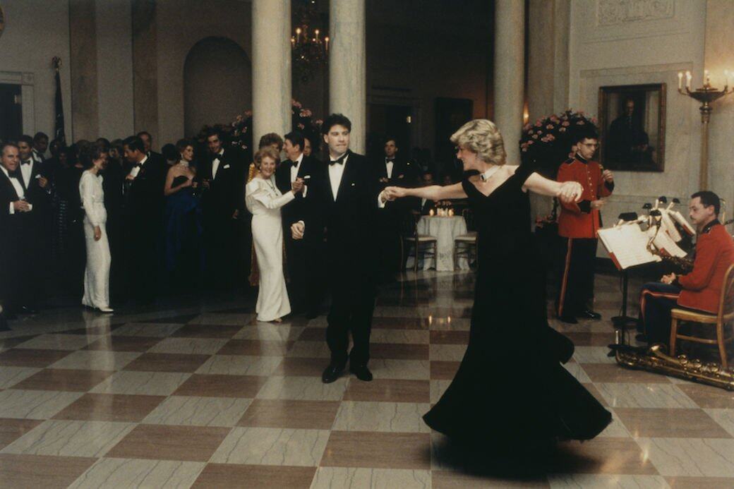 戴安娜穿上驚豔的午夜藍Victor Edelstein晚禮服參加列根總統和夫人於1985年11月