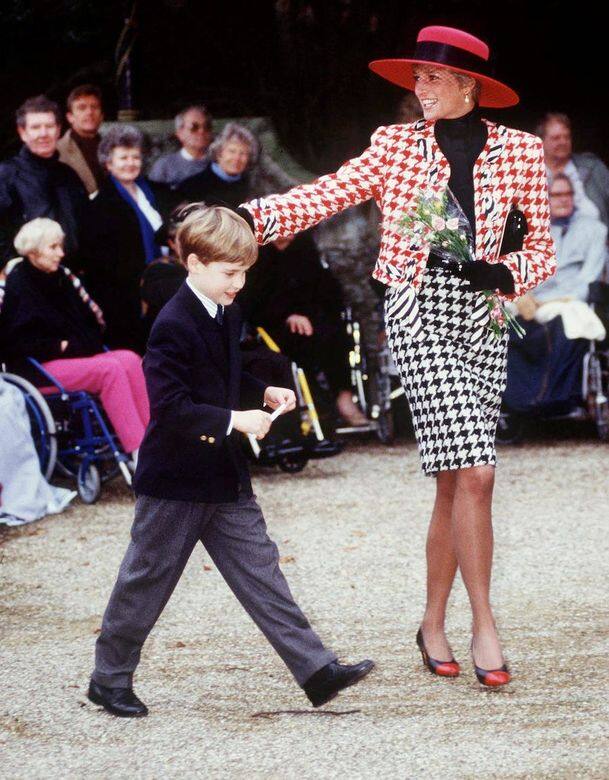 1990年與威廉王子離開教堂禮拜時，戴安娜王妃穿着飾有千鳥格圖案的這