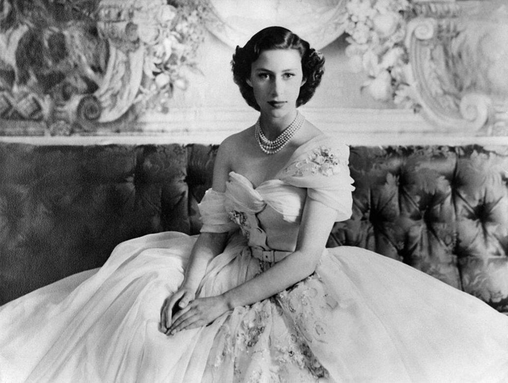 Princess Margaret在21歲生日時，穿上法牌Dior冰藍色露肩晚裝慶祝，這件華麗夢幻的公