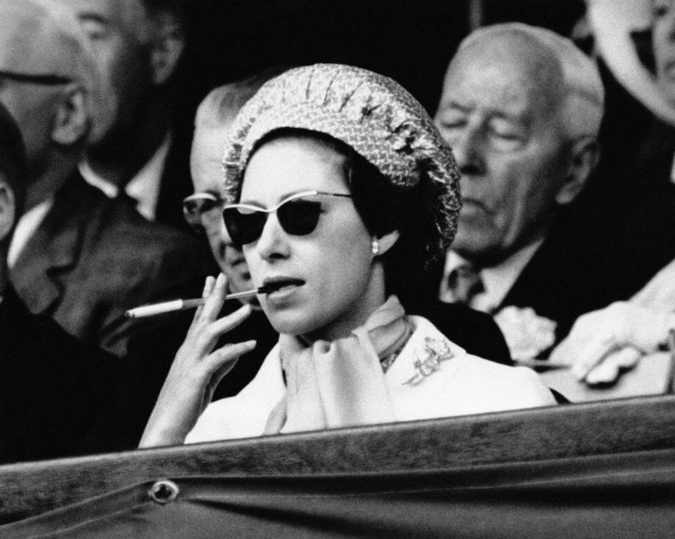 在沒有造型師的年代，更能見時尚真章，Princess Margaret所選擇的太陽眼鏡設計前衛
