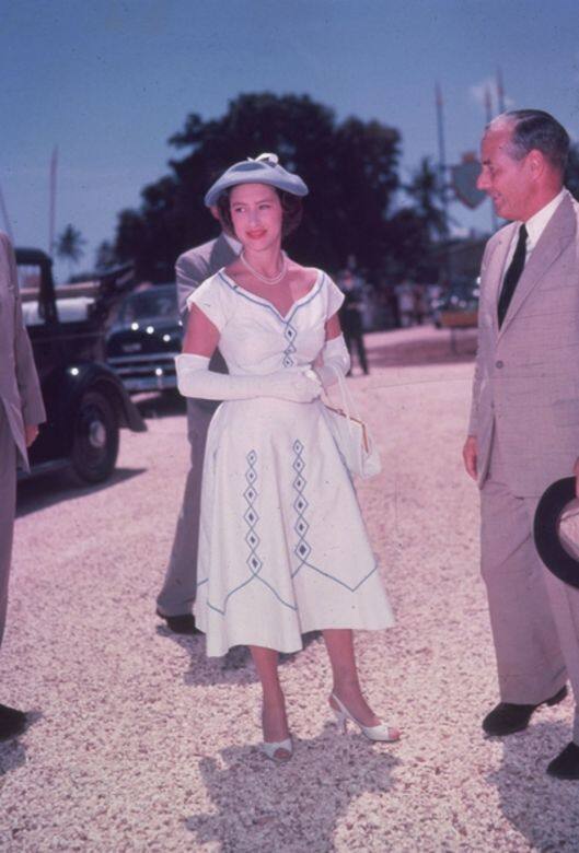 A字形傘裙是Princess Margaret的最愛設計輪廓，能夠突出她的苗條身形，同時表現出