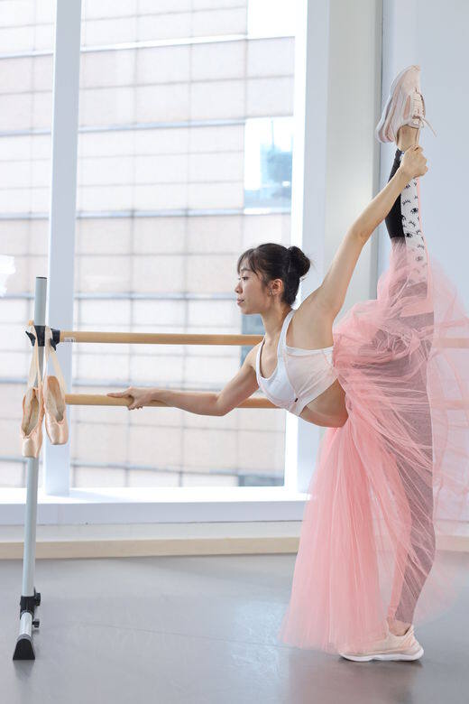 Sharon從小已立志成為專業舞蹈員，六歲開始接觸芭蕾舞，十二歲時本決定到
