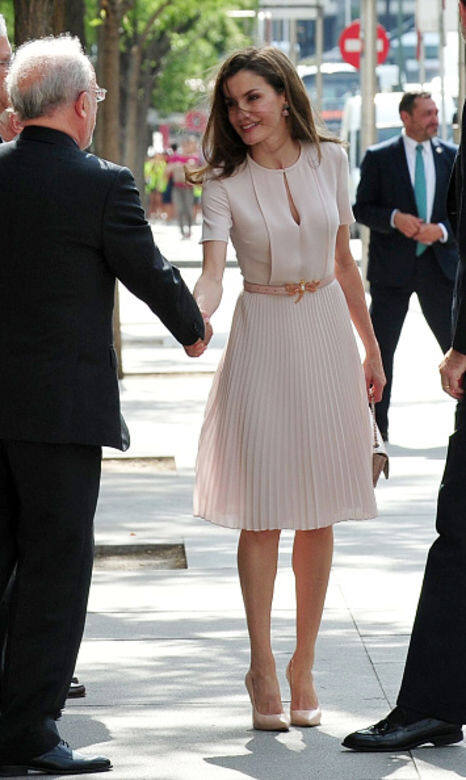在眾多的穿搭造型之中，連身裙相信是最不費力氣的配搭，Queen Letizia身穿裸色