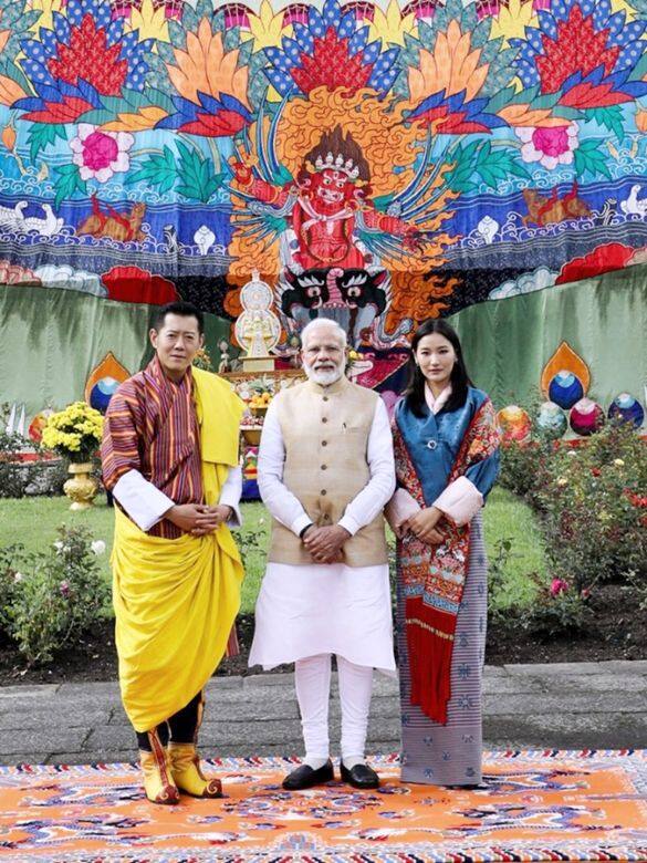 不丹國王每次穿上國服，都會披上一大塊圍巾，稱為Kabney，而黃色的Kabney，只有國