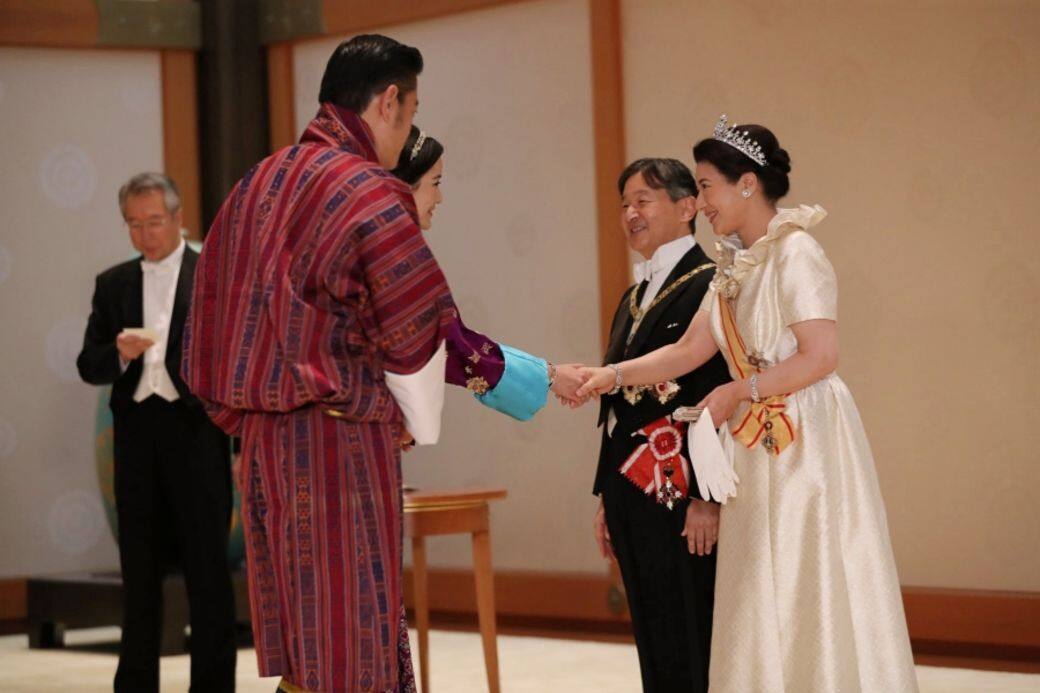不丹國王旺楚克、王后佩瑪與日皇德仁和皇后雅子握手交流。