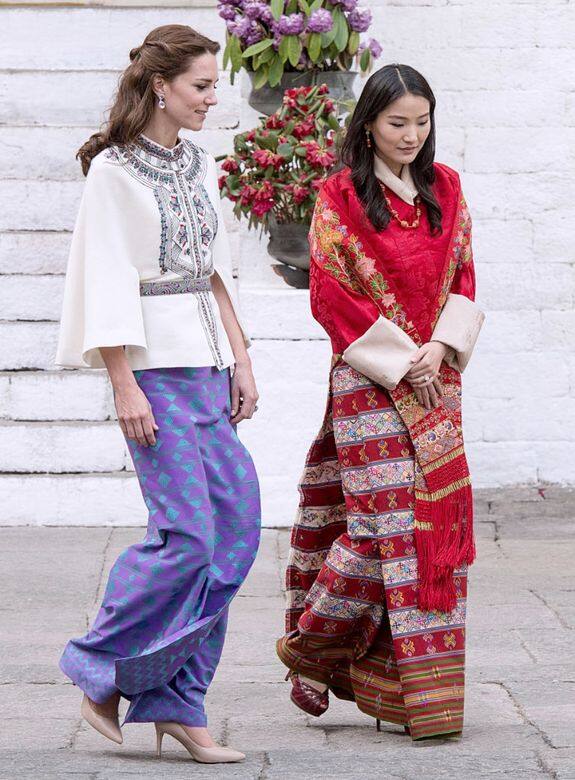 劍橋公爵威廉王子和夫人凱特曾到訪不丹，當時凱特入鄉隨俗穿上傳統
