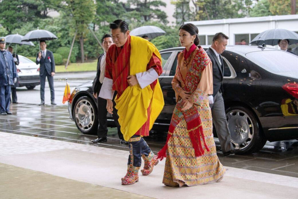 在新天皇的即位儀式上，王后吉增‧佩瑪穿著粉橙色旗拉，溫婉的氣質也令
