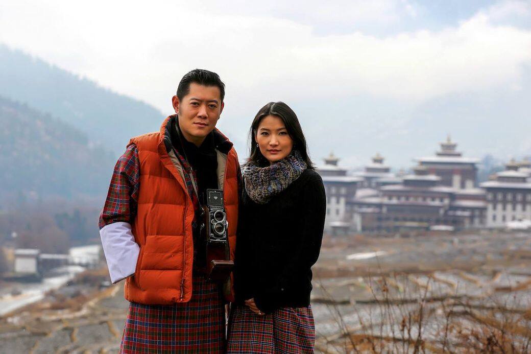 不丹人凡是出席正式場合，包括上學、參觀廟宇等都必須換上傳統服裝，而
