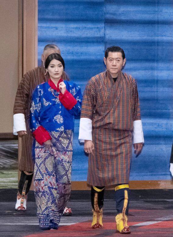 不丹女性的國服叫旗拉 (Kira)，是三件頭的民族服裝，上身襯衣叫 Wonju,  外套叫 Teogo