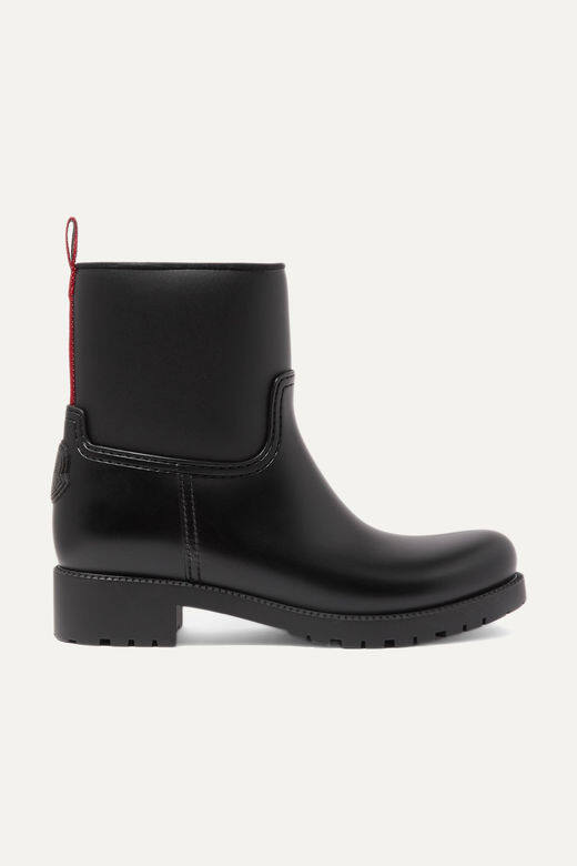 Moncler這款Ginette雨靴在意大利製成，採用光滑黑色橡膠，配有簡潔圓頭和舒適的