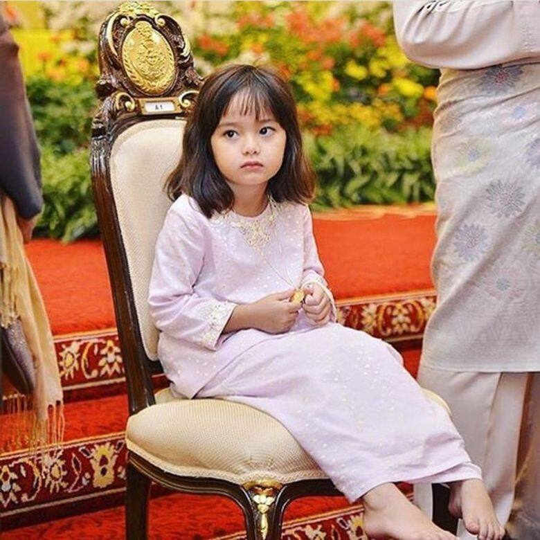九歲的小公主身穿淺粉紅色連身長裙，在會場的米色木椅子上不僅沒有